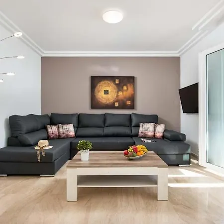 Villa Playa De Fanabe Sleeps 8 Pool Air Con Wifi